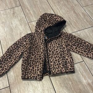 GAP kids leopard cold control light puffer in size Small (6/7)